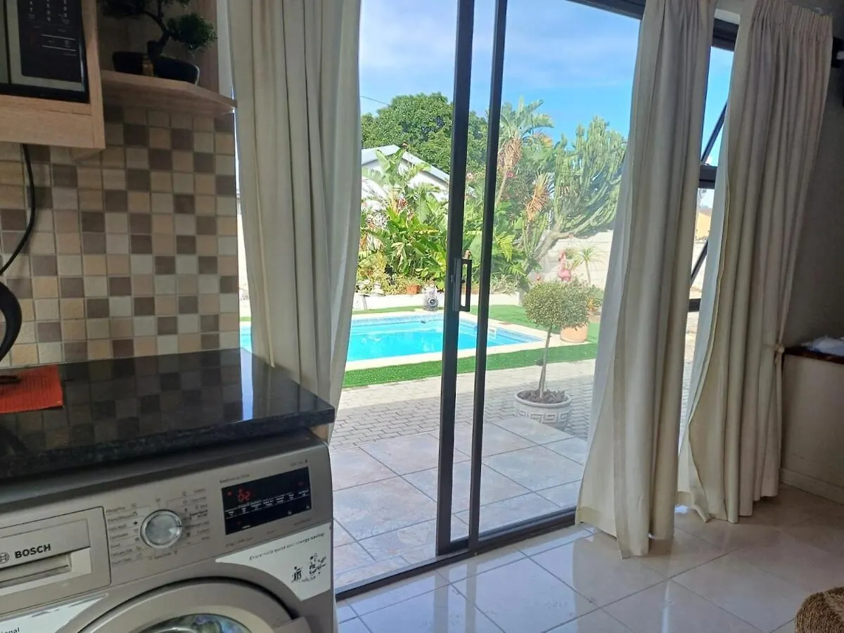 Appartement Stylish Studio In Tableview Stay With Pool Access Le Cap