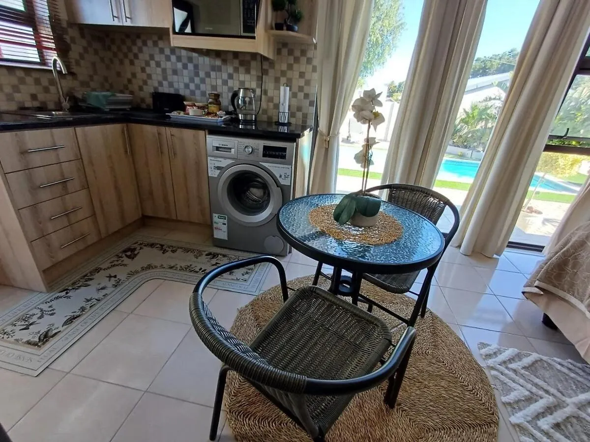 Appartement Stylish Studio In Tableview Stay With Pool Access Le Cap