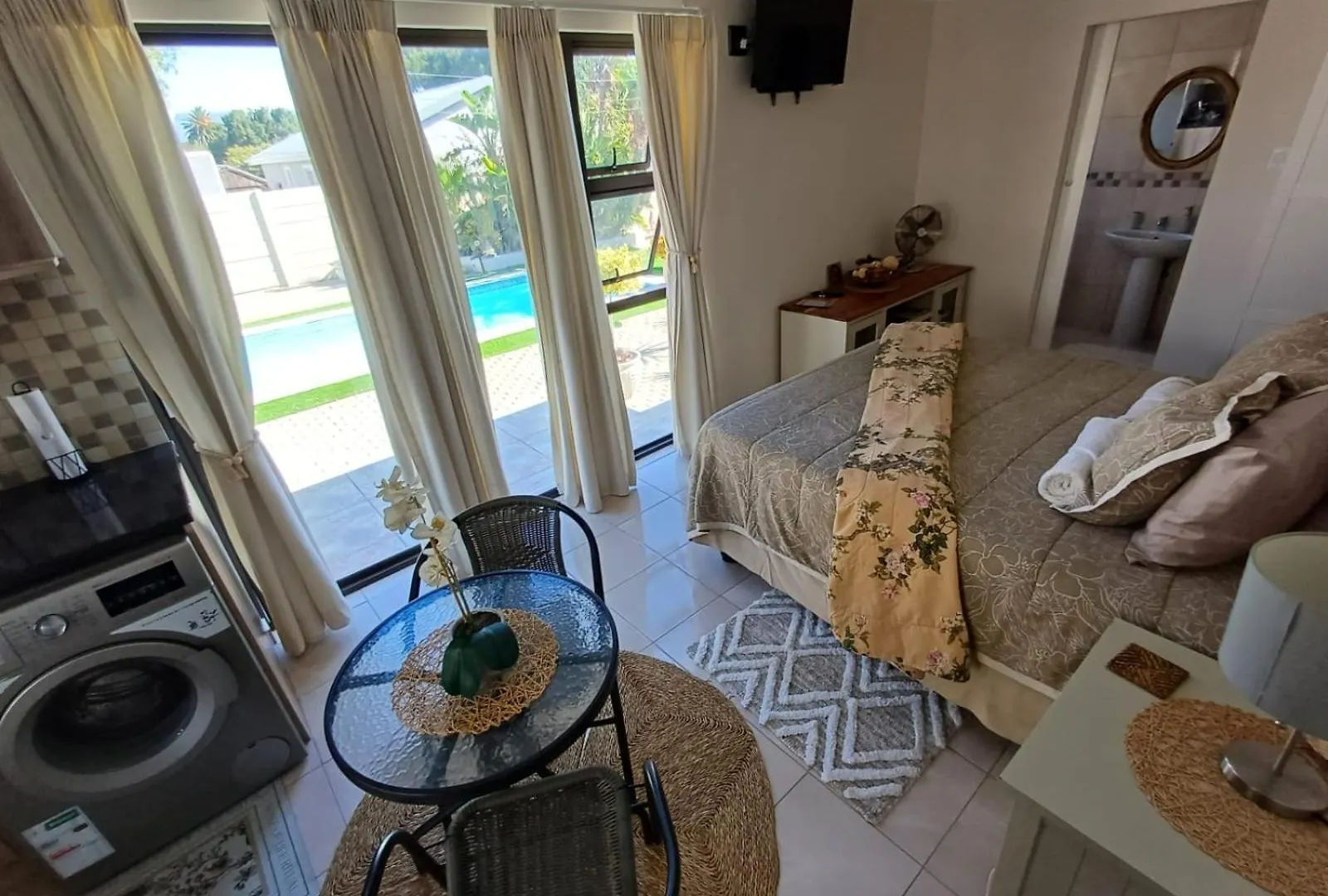 Appartement Stylish Studio In Tableview Stay With Pool Access Le Cap