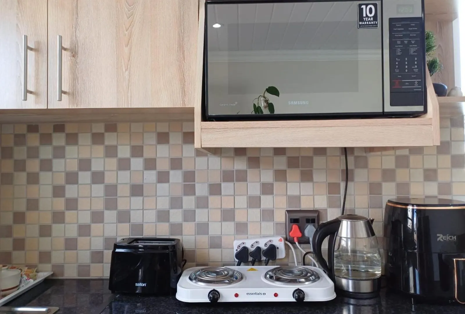 Appartamento Stylish Studio In Tableview Stay With Pool Access Città del Capo